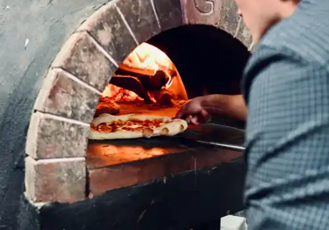 Wood fired pizza oven