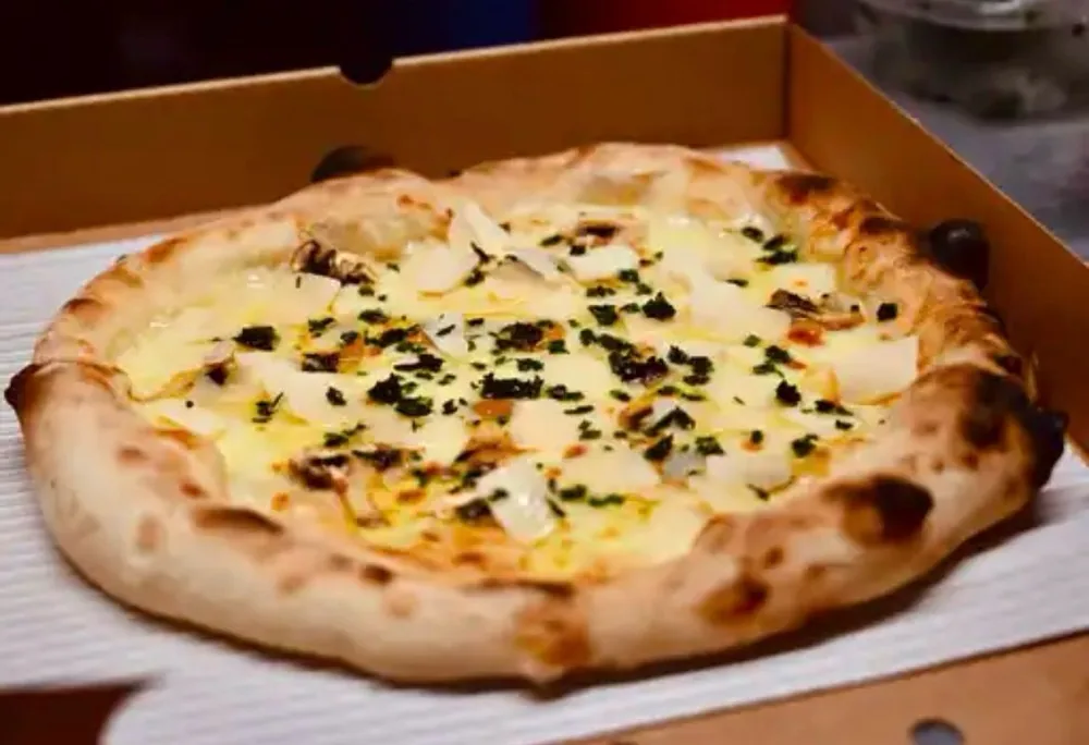 White-based pizza with mushrooms and chives